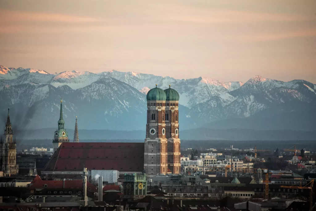 flyfoto av solnedgangen i münchen som viser frauenkirche, golden hour, skyline