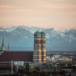 flyfoto av solnedgangen i münchen som viser frauenkirche, golden hour, skyline