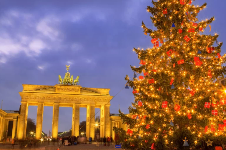 Brandenberg Gate at dusk, Berlin, Germany.