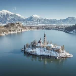 Bledsjøen med øya Bled om vinteren, Slovenia