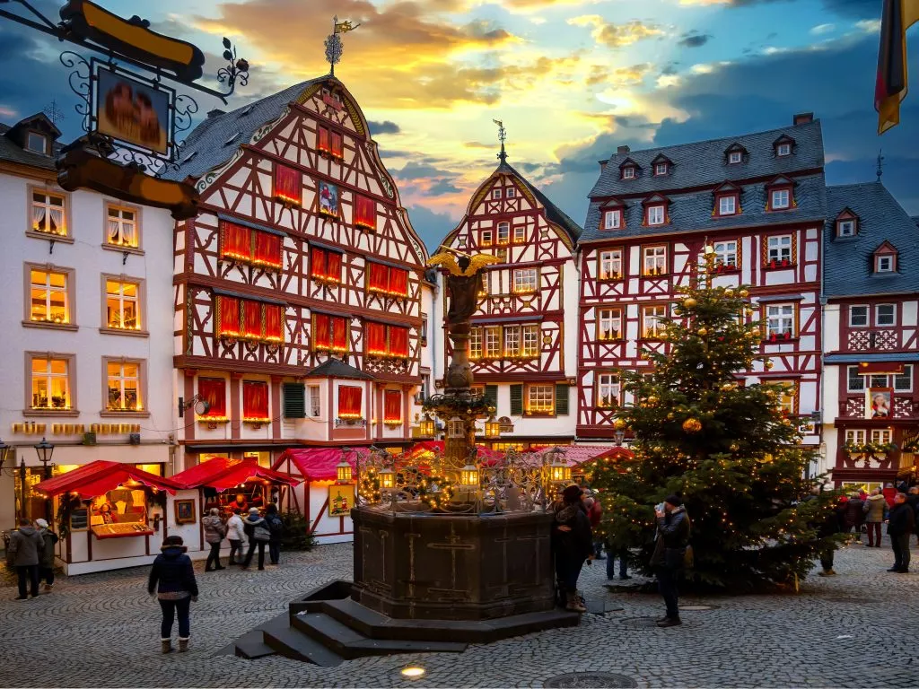 Marché de Noël idyllique dans la vieille ville de Bernkastel-Kues sur la Moselle, Allemagne