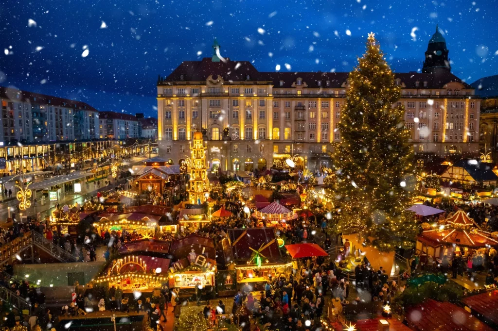 Folk besøker julemarkedet Striezelmarkt i Dresden, Tyskland.