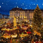Folk besøker julemarkedet Striezelmarkt i Dresden, Tyskland.