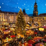 Folk besøker julemarkedet Striezelmarkt i Dresden, Tyskland.