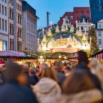 Leipziger Weihnachtsmarkt 2022 - Dynamisch bewegende Menschenansammlungen am ersten Eröffnungstag, während der Corona-Pandemie