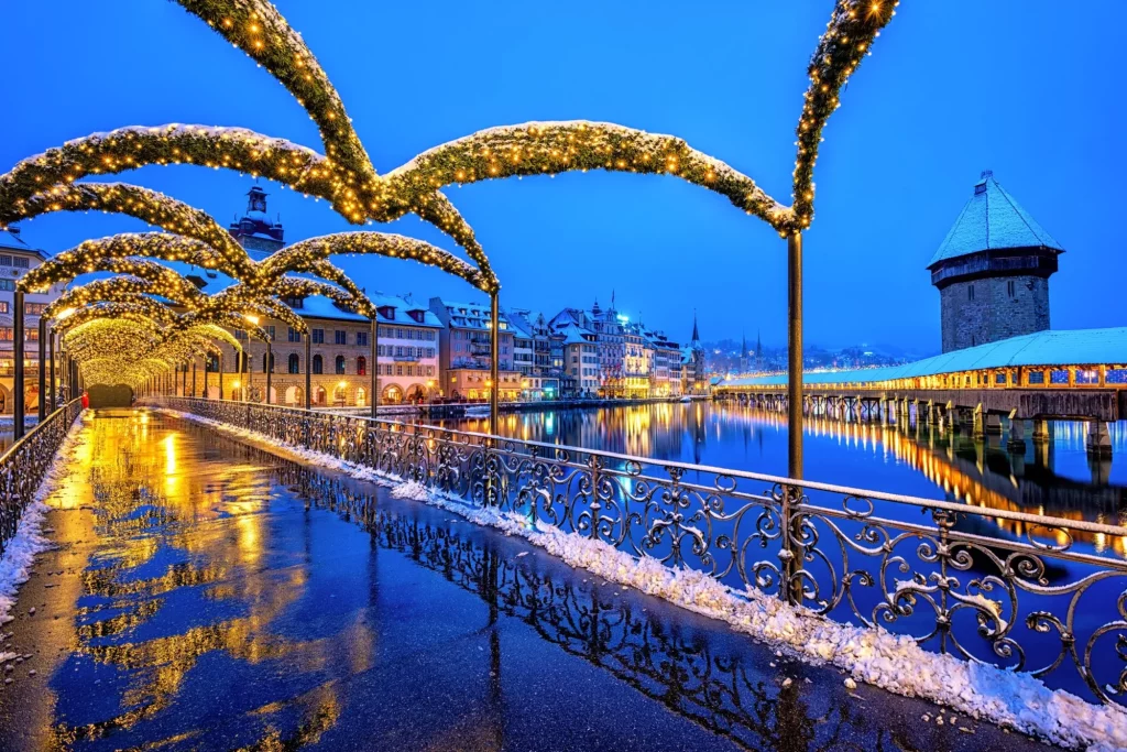 Gamlebyen i Luzern, Sveits, i julebelysning