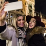 Kvinder tager en selfie på julemarkedet i München