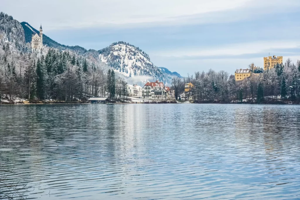Alpsee innsjø Bayern Tyskland landskap fjell vinter snø neuschwanstein hohenschwangau castle.Alpsee, Bayern, Tyskland. vintersesongen.