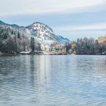 Alpsee innsjø Bayern Tyskland landskap fjell vinter snø neuschwanstein hohenschwangau castle.Alpsee, Bayern, Tyskland. vintersesongen.