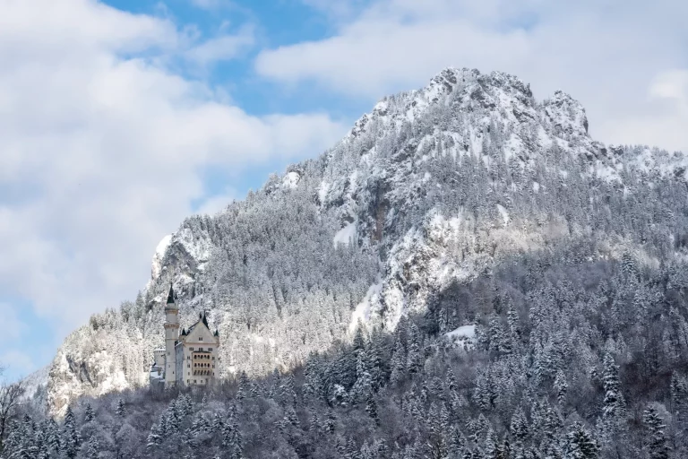 Schloss Neuschwanstein vor dem Tegelberg