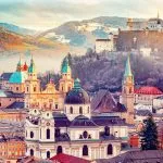 Salzburg, Østrig, Europa. Mozarts fødeby i Alperne.  Panoramaudsigt over Salzburgs skyline med Festung Hohensalzburg og i efteråret. Berømt by og populært internationalt rejsemål.