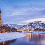 Klassisk utsikt over Salzburg ved juletider om vinteren, Østerrike
