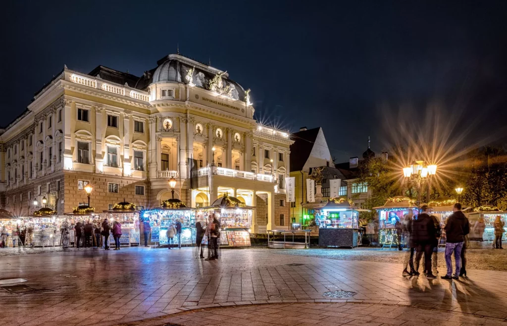 Julemarkedene på Hviezdoslavovo-torget i Bratislava, Slovakia.