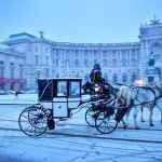 Hestevogn i Wien Østerrike på en vinterkveld i byen med vakkert snøfall
