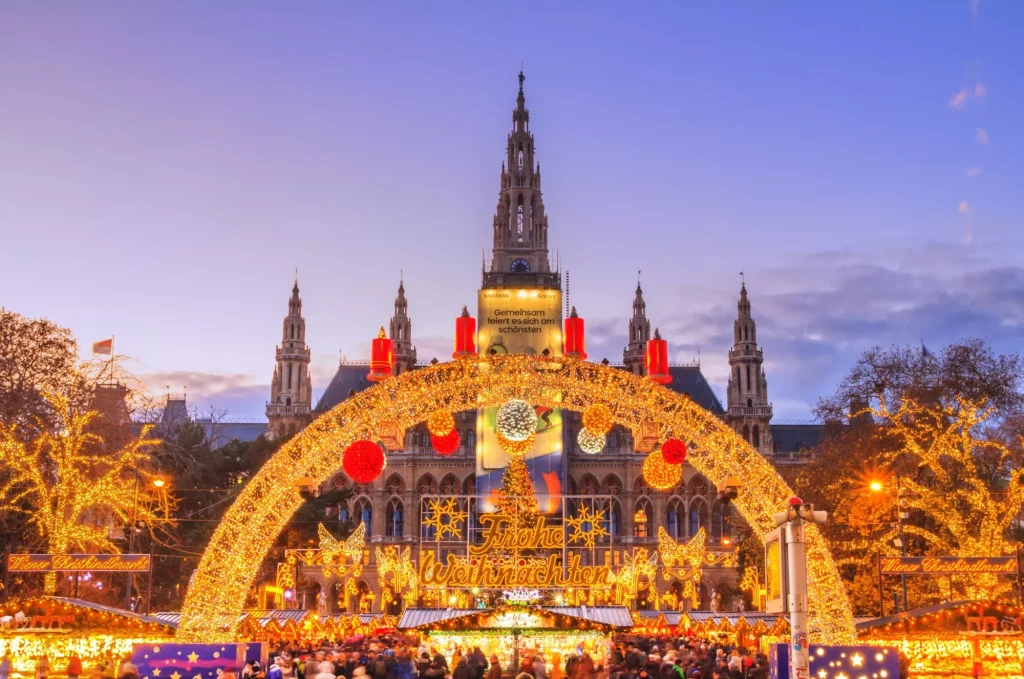 Festlig bybilde - utsikt over Wiens juleverden og Wiens rådhus (Wiener Rathaus) på Rathausplatz, Østerrike.