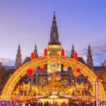 Festlig bybilde - utsikt over Wiens juleverden og Wiens rådhus (Wiener Rathaus) på Rathausplatz, Østerrike.
