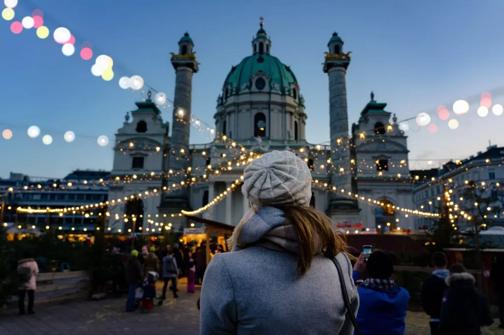 kunst-julemarked i Wien på Karsplatz med mange mennesker