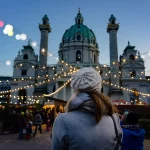 kunst-julemarked i Wien på Karsplatz med mange mennesker