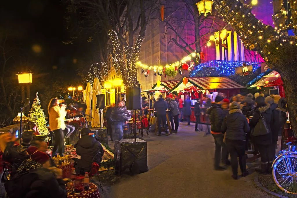 Nattlig utsikt fra Strossmayer-promenaden som en del av Advent in Zagreb.