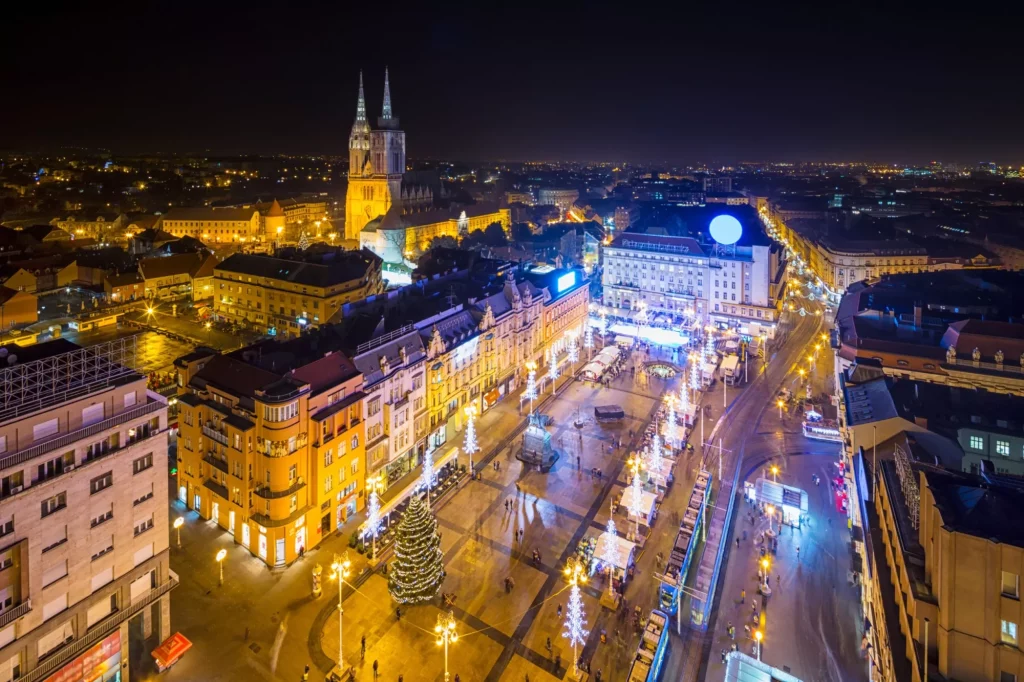 Fugleperspektiv av det festpyntede torget i Zagreb, Kroatia.