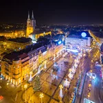 Fugleperspektiv av det festpyntede torget i Zagreb, Kroatia.