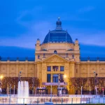 kunstpaviljong i Zagreb festlig opplyst med julelys.