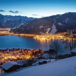 Utsikt over fjellandsbyen Zell am See om natten om vinteren, Salzb