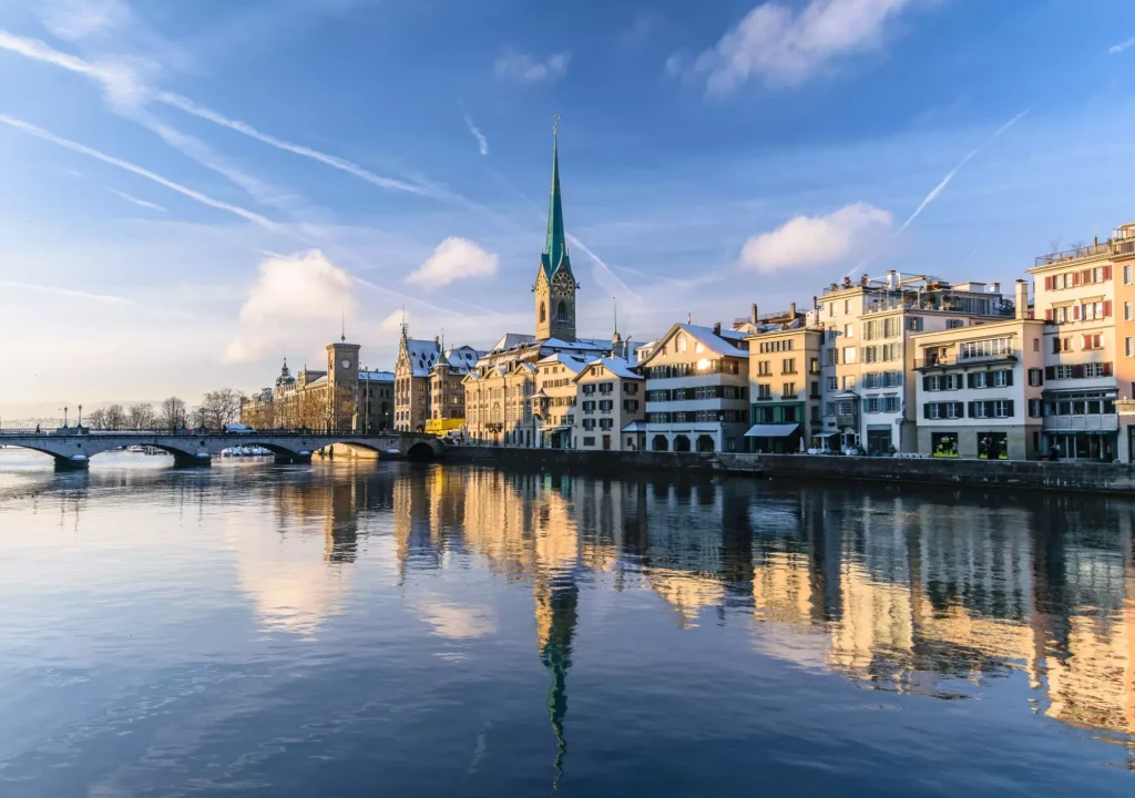 Utsikt over Fraumanster kirke om vinteren, Zürich, Sveits